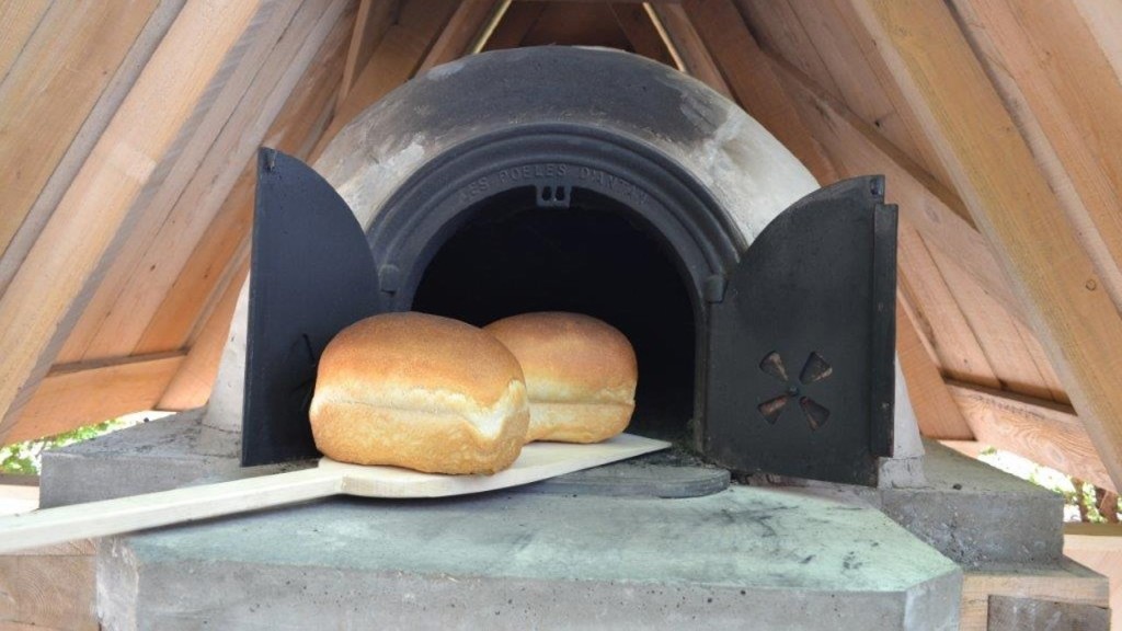La construction du four à pain est terminée Le Placoteux