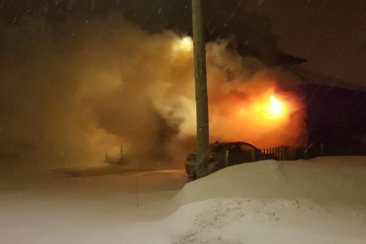 Une famille tirée du lit par un incendie de garage