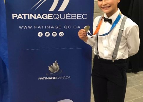 Un patineur à une compétition provinciale