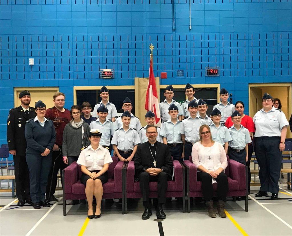 Des cadets de l’air honorés devant l’Évêque du Diocèse